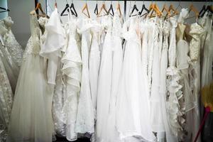 Brautkleider auf einem Kleiderbügel hängen. Mode-Look. Schönes Brautkleid auf Kleiderbügeln
