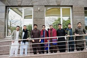 Gruppe pakistanischer Männer, die traditionelle Kleidung Salwar Kameez oder Kurta tragen. foto