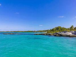 schöner tropischer naturstrand und waldpanorama contoy island mexiko. foto