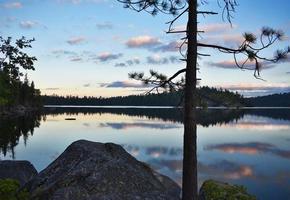 pastellfarbene Sonnenuntergangsreflexionen auf malerischem Seeblick foto