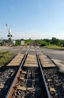 der automatische Bahnübergang auf der Landstraße vor dem Ortsbahnhof. foto