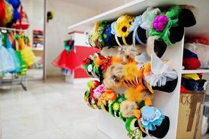 Kinderkarnevalsreifen für Kostüme im Schneiderbüro. foto