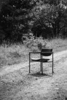 alter Stuhl auf einem Feldweg foto