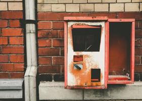 alte leere grunge rostige metallbox an einer mauer foto