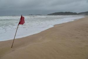 Strand mit roter Flagge foto