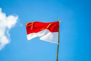 indonesische Flagge mit Himmelshintergrund foto