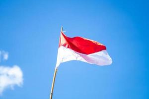 indonesische Flagge mit Himmelshintergrund foto