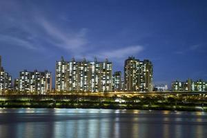 Nachtansicht des Flusses Han in Seoul foto