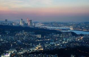 die Nachtansicht der Stadt foto