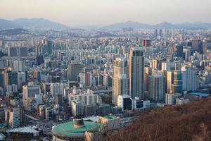 die landschaftsspitze eines berges in seoul, korea foto