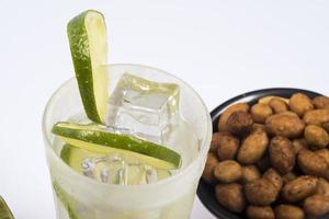 erfrischender cocktail mit grüner zitrone und eis. foto
