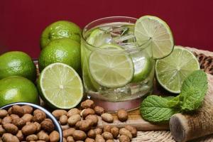 erfrischender cocktail mit grüner zitrone und eis. foto