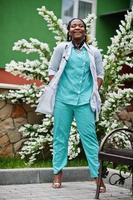Porträt einer afroamerikanischen Ärztin mit Stethoskop im Laborkittel. foto