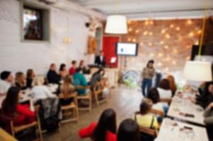 meisterklassen- und studienkonzept. abstraktes, unscharfes foto eines konferenz- oder seminarraums mit sprecher auf der bühne.