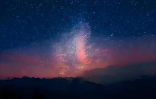 Nachtlandschaft mit bunter Milchstraße und Bergen. Sternenhimmel mit Hügeln im Sommer. schönes Universum. Raumhintergrund foto