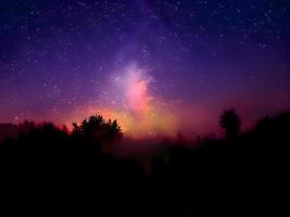 bunter kosmischer hintergrund mit hellen, leuchtenden sternen, sternenstaub und nebel. Foto für Kunstwerke, Party-Flyer, Poster, Banner