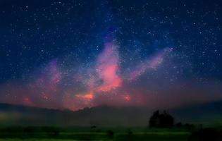 Nachtlandschaft mit bunter Milchstraße und Bergen. Sternenhimmel mit Hügeln im Sommer. schönes Universum. Raumhintergrund foto