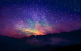 Milchstraße und rosa Licht in den Bergen. nacht bunte landschaft. Sternenhimmel mit Hügeln im Sommer. schönes Universum. Weltraumhintergrund mit Galaxie. Reisehintergrund foto