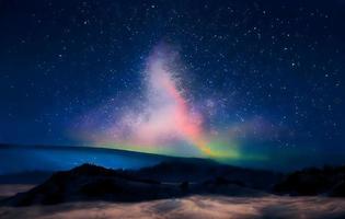 Nachtlandschaft mit bunter Milchstraße und Bergen. Sternenhimmel mit Hügeln im Sommer. schönes Universum. Raumhintergrund foto