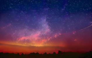 Nachtlandschaft mit bunter Milchstraße und Bergen. Sternenhimmel mit Hügeln im Sommer. schönes Universum. Raumhintergrund foto