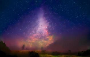 Milchstraße und rosa Licht in den Bergen. nacht bunte landschaft. Sternenhimmel mit Hügeln im Sommer. schönes Universum. Weltraumhintergrund mit Galaxie. Reisehintergrund foto