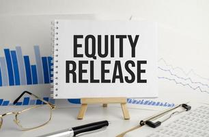 Equity-Release-Wörter auf dem Notizblock. Unternehmenskonzept foto
