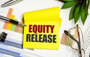 Equity-Release-Text auf dem Papier mit Stift foto
