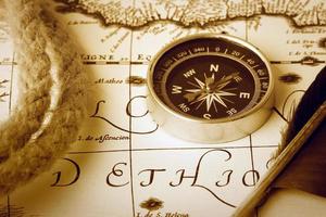 Kompass auf der Karte foto