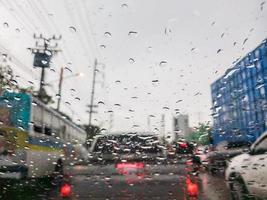 unscharfer Hintergrund des Regentropfens auf der Windschutzscheibe des Autos. foto