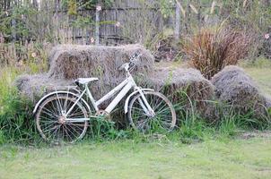 altes weißes Fahrrad. foto