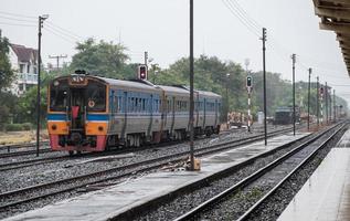 Dieseltriebzüge fahren in der Regenzeit vom Stadtbahnhof ab. foto