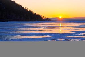 schöner Landschaftspark. blaues eis, yill, wald, sonnenuntergang wintertourismus, hobby. foto