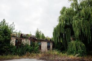 Industrielles Äußeres einer alten verlassenen Fabrik. foto