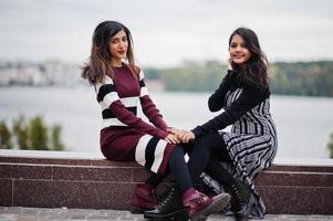 Porträt von zwei jungen schönen indischen oder südasiatischen Mädchen im Teenageralter im Kleid. foto