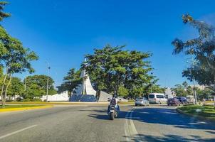 cancun quintana roo mexiko 2022 typische straßenautos gebäude und stadtbild von cancun mexiko. foto