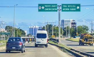 cancun quintana roo mexico 2022 typische straßenautos gebäude und stadtbild von cancun mexiko. foto