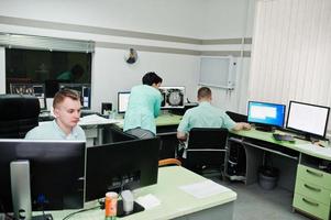 medizinisches Thema.Beobachtungsraum mit einem Computertomographen. die gruppe von ärzten trifft sich im mrt-büro des diagnosezentrums im krankenhaus. foto