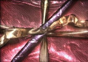 3d-illustration von kirlian glow auf wunderschön verpackten weihnachtsgeschenken mit bändern. foto