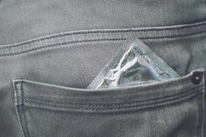 Männer benutzen Kondome, um Aids zu verhindern. foto
