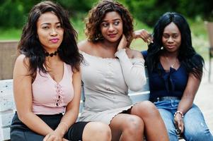 Gruppe von fünf afroamerikanischen Mädchen, die sich am Strand vor dem Café entspannen. foto