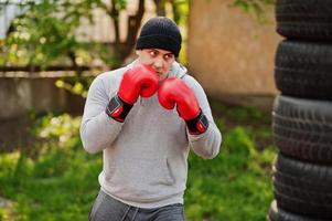 Mann arabischer Boxer im Huttraining für einen harten Kampf im Fitnessstudio im Freien. foto