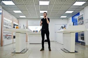 verkäufer mann handy professioneller berater im tech store oder shop. foto