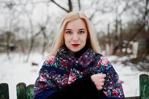 Blondes Mädchen mit handbesticktem Schal posierte am Wintertag. Damen Taschentuch. foto