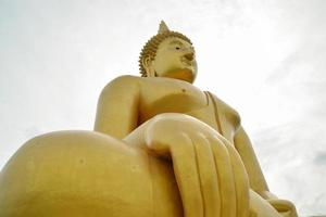 die größte goldene buddha-statue in wat muang in der provinz angthong, thailand auf himmelshintergrund. foto