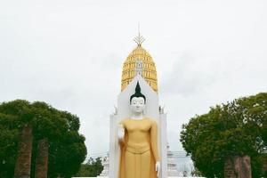 Phra an der Kehle steht eine Buddha-Statue im Wat Phra Si Rattana Mahathat foto