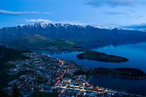 Blick von oben auf die Innenstadt von Queenstown in der Abenddämmerung foto