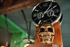 Bronzeschädel gegen die Uhr im Friseursalon. foto