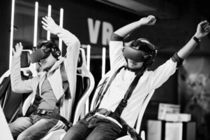 zwei junge inder haben spaß mit einer neuen technologie eines vr-headsets im virtual-reality-simulator. foto