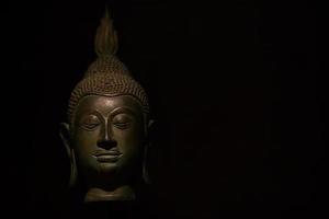 Buddha-Statue, die als Amulette der buddhistischen Religion verwendet wird. foto