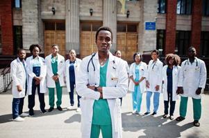 gruppe afrikanischer arztstudenten in der nähe der medizinischen universität im freien. foto